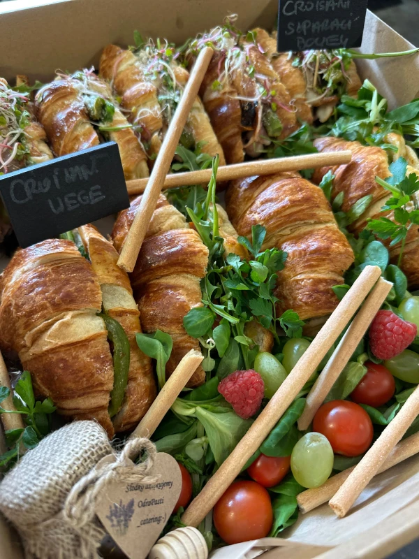 catering box z croissantami