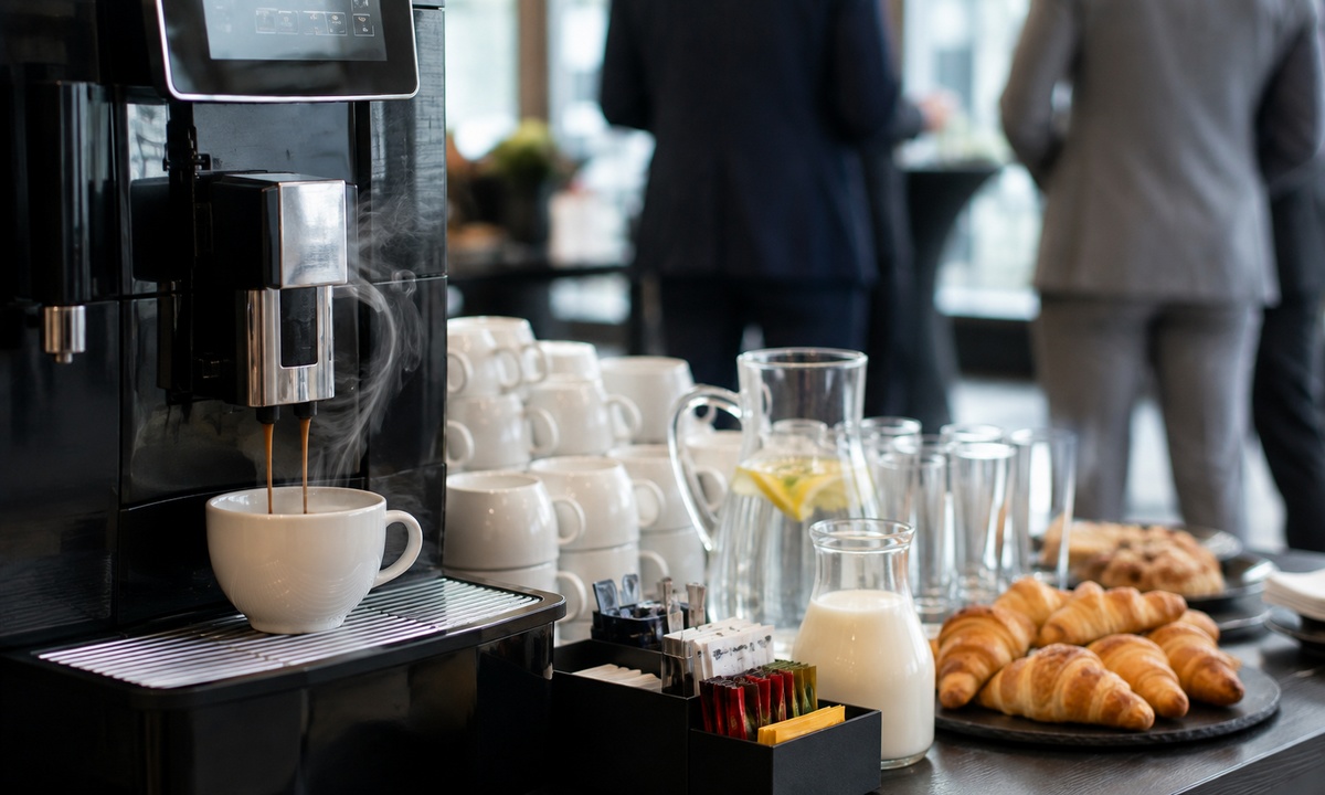 Automat do kawy podczas coffee breaku na konferencji